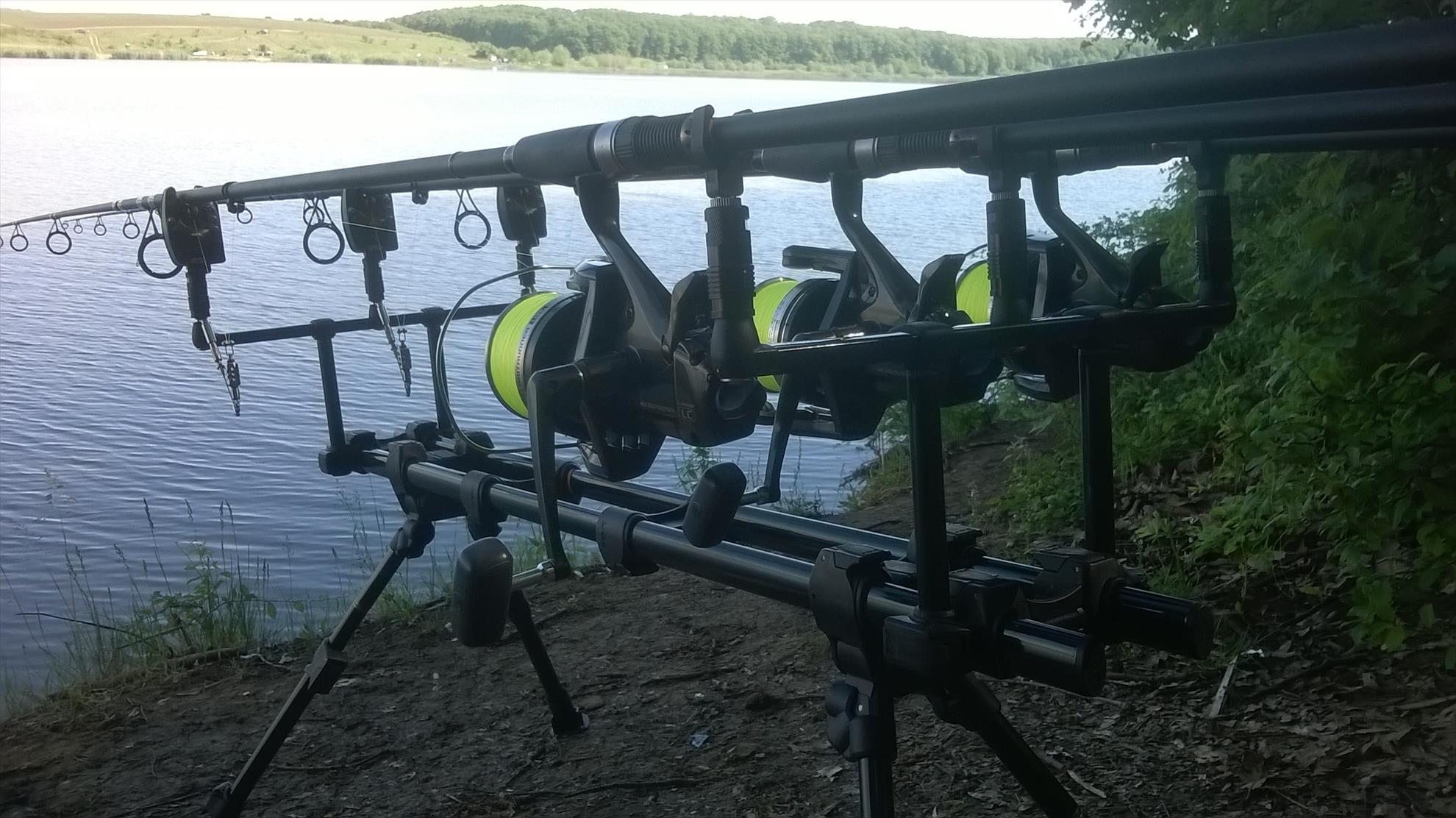  - rod pod cu husa , talpa de prindere in pamant, au fost cumparate separat si 2  prelungri incluse pr ridicarea rod-podului , partea din fata.