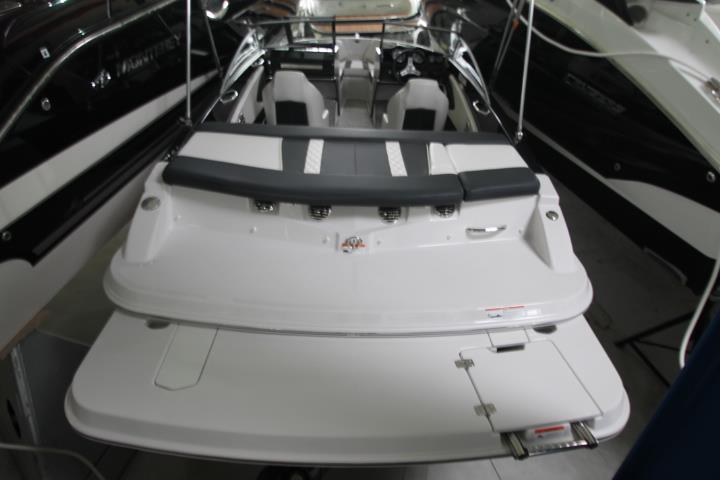  - glastron-gt-185-black-ext-swimpl-17.JPG