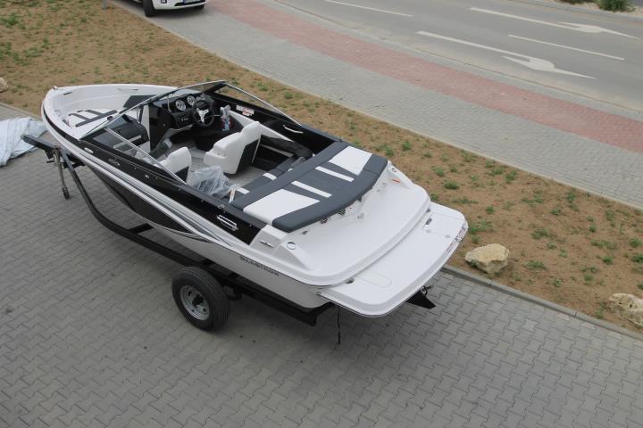  - glastron-gt-185-black-ext-swimpl-9.JPG