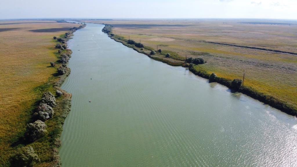 Privire de sus a bratului Sulina din Rezervatia Biosferei Delta Dunarii