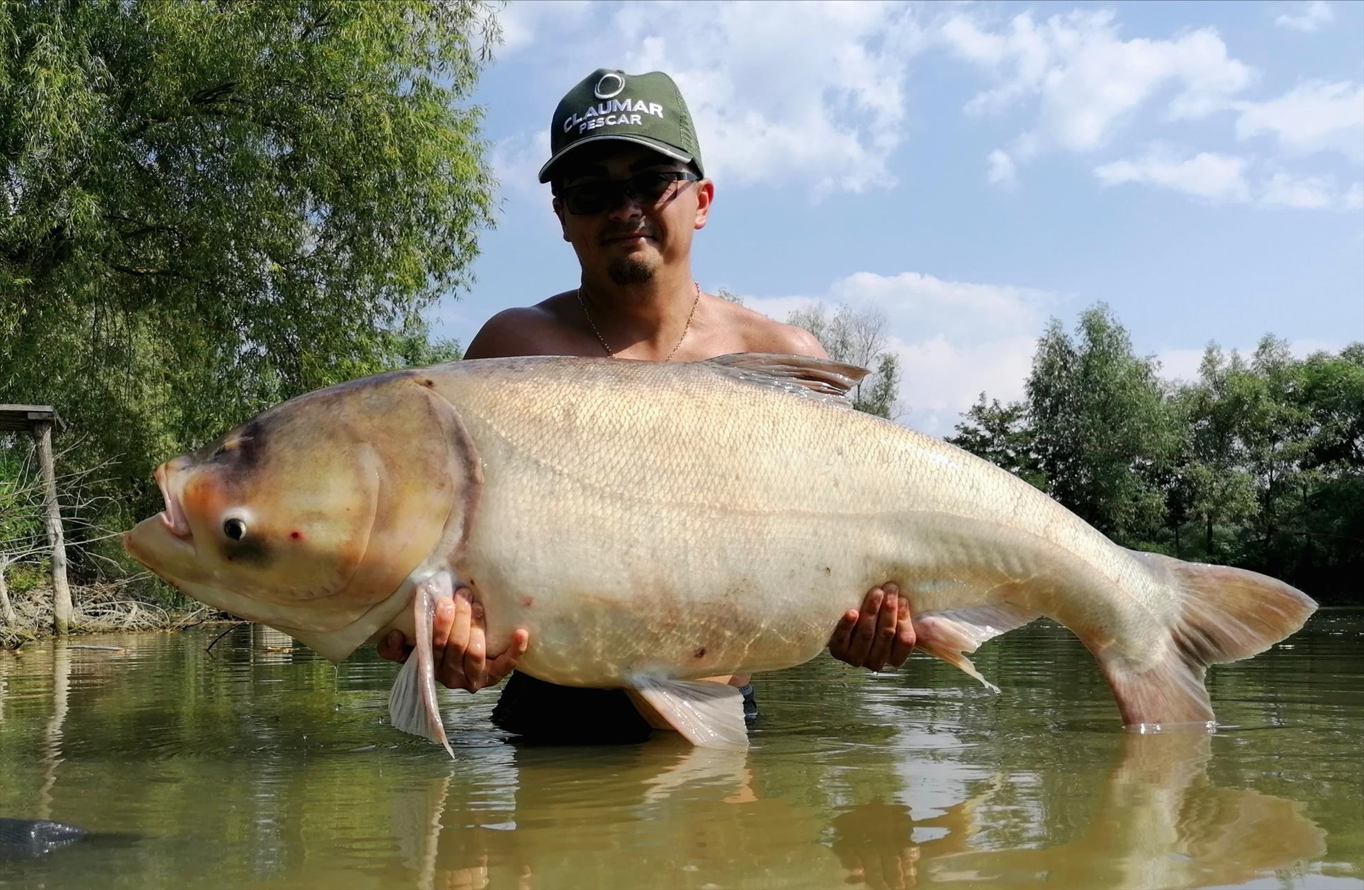 Ionut Constantinescu cu un novac mare in apa