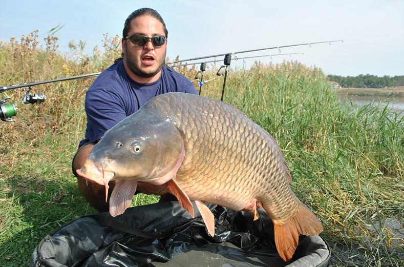 Gabi Tomulescu cu un crap mare de peste 20 kg prins la popup