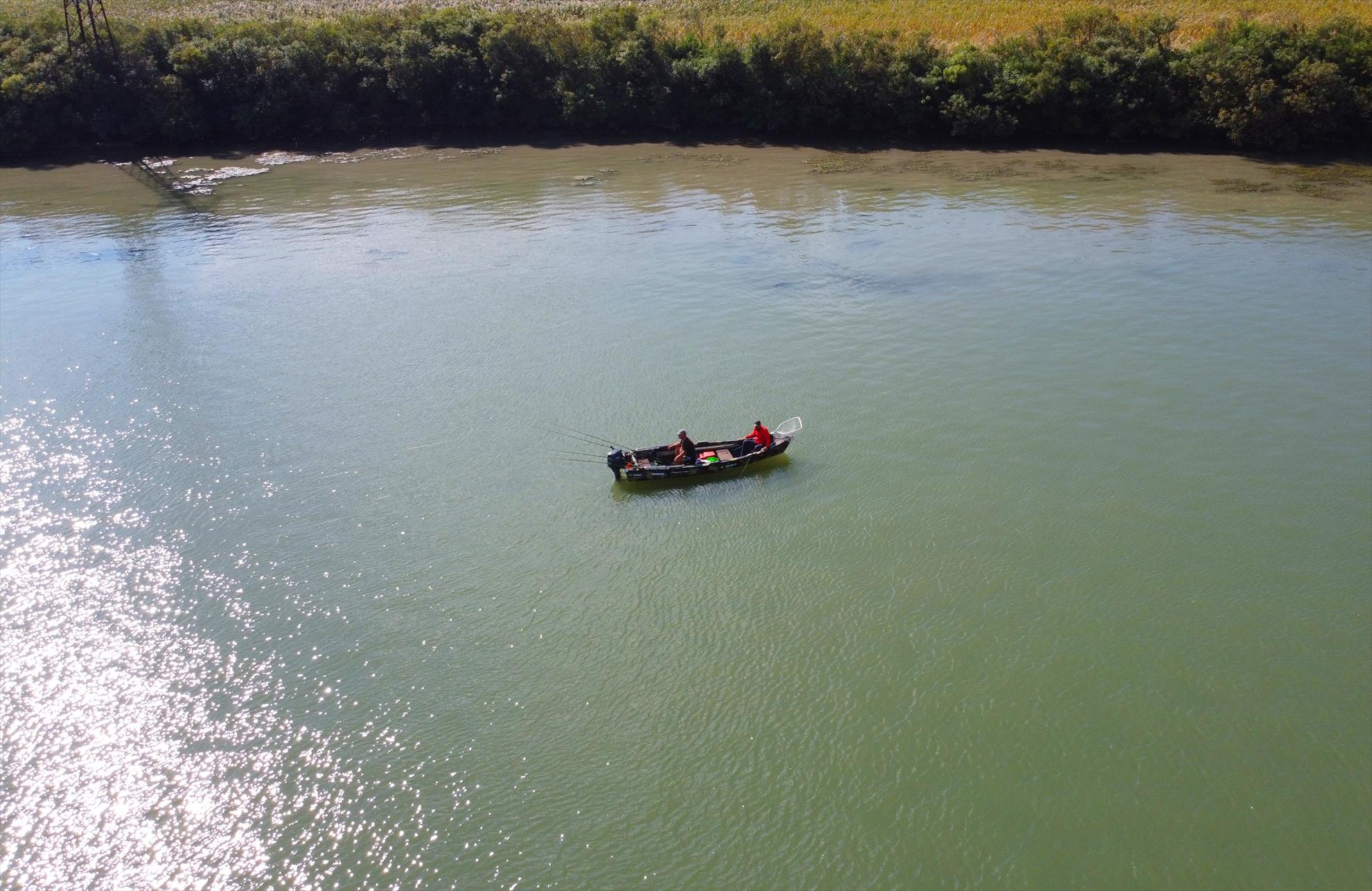 pescuit din barca in Delta Dunarii