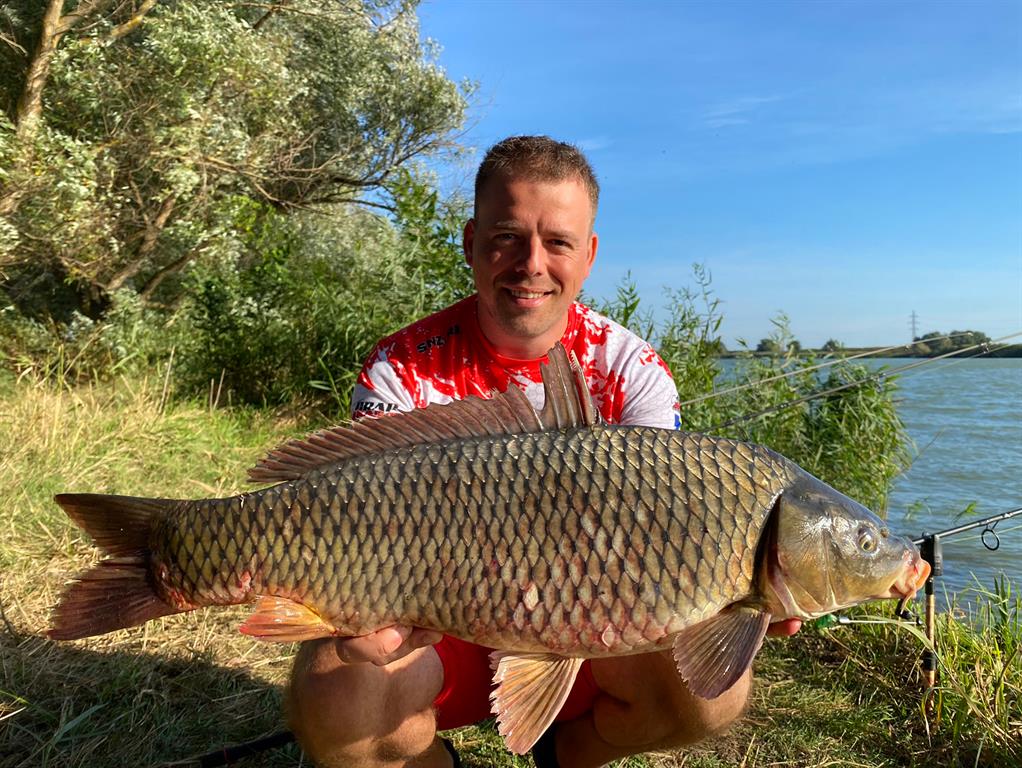 Viorel Mateianu cu un crap prins in Delta Dunarii, pe bratul Sulina, Mila 5