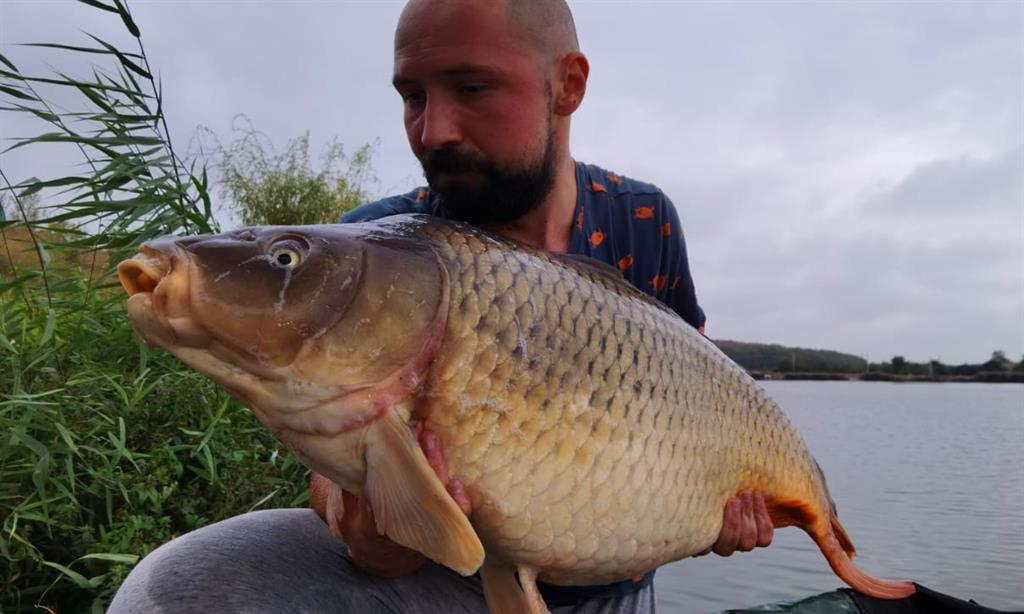 Pescarul Horia Anton cu un crap mare de 19kg prins pe MV2