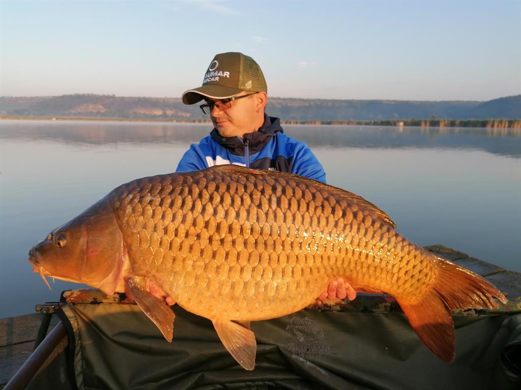 Ionut Constantinescu pe balta cu un crap romanesc mare in brate