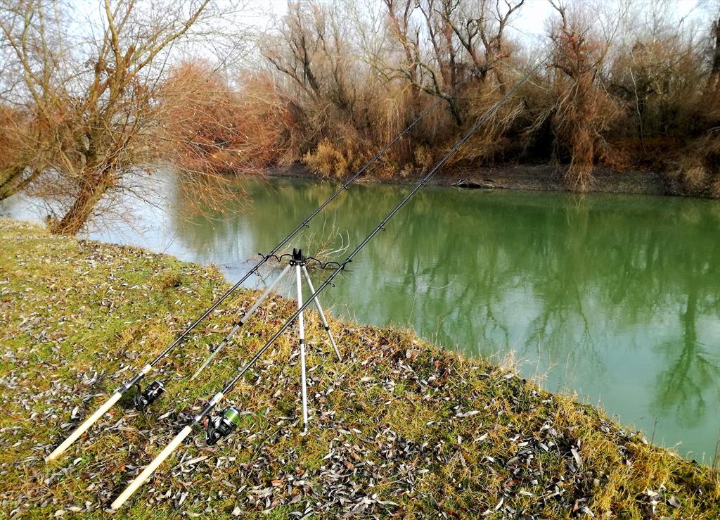 2 lansete pe un canal al Dunarii