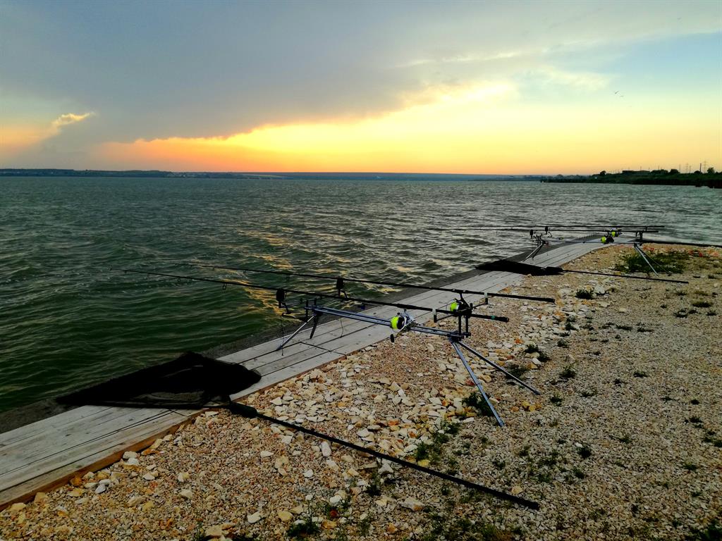 Vantul batand peste 2 rodpod-uri pe balta Corbu