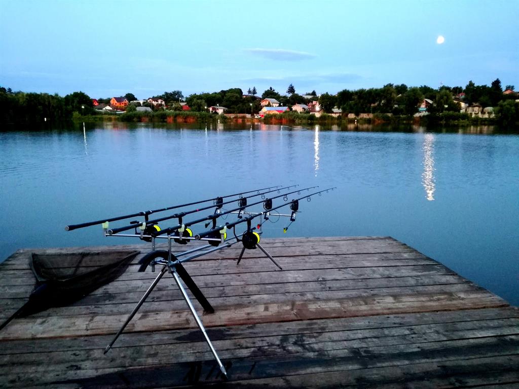 rodpod cu 4 lansete pe pontonul unui carpodrom