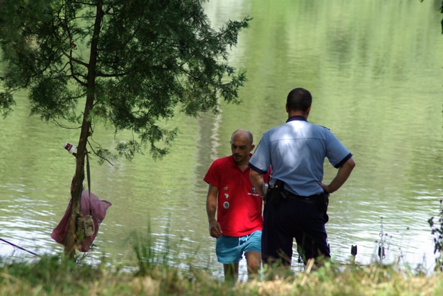 ety permis de pescuit ai ........a venit politia sa ridice armata.............JPG