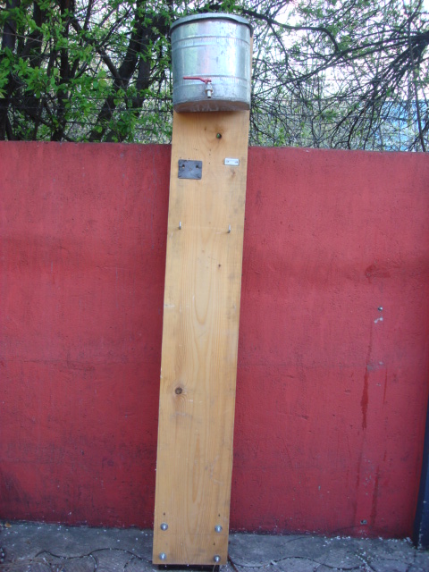 38. Dus mobil pentru verile calde cu bazin de 12litri si picioare din metal de infipt in pamant = 70lei