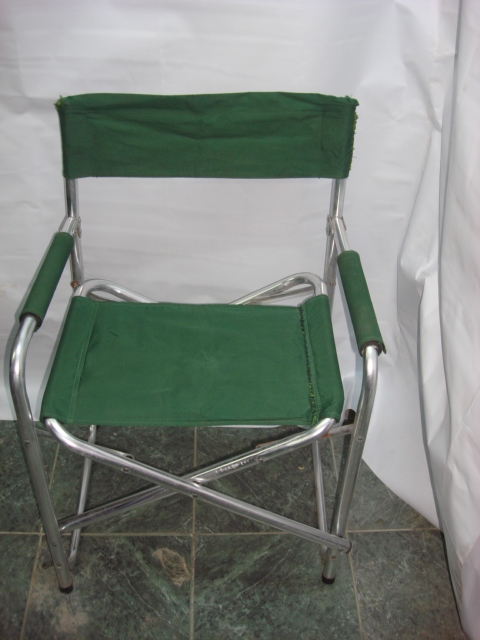 40. Scaun pliant tip regizor verde cu cadru din aluminiu = 30lei