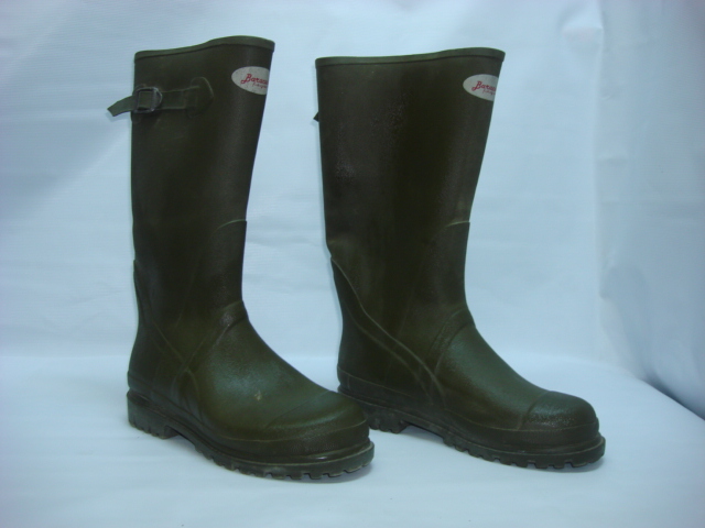 43. Cisme din cauciuc Baracuda captusite cu neopren si bretele de strangere laterale, marimea 42 = 30lei