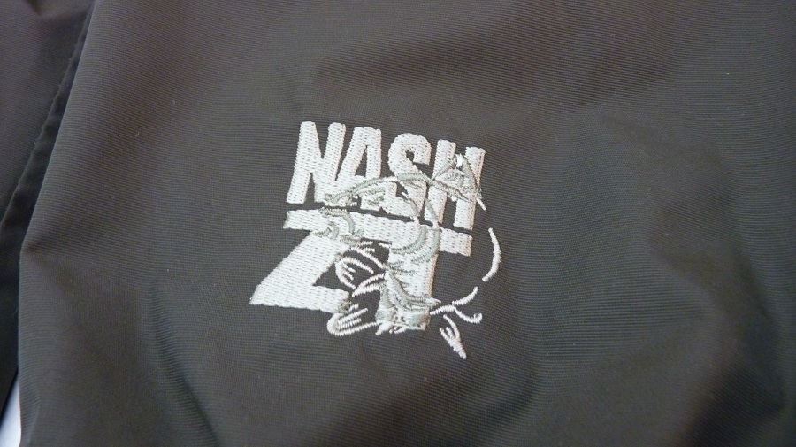 LOGO-URI BRODATE PE GEACA SI PE HANORACUL INTERIOR