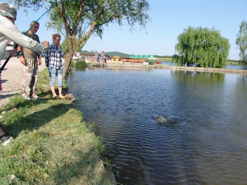 Fotografii baietel pescar cu captura de peste 3 kg in bazinul Tancabesti Junior